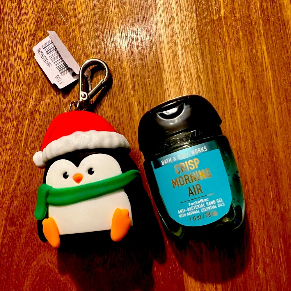 ⚡️SALE⚡️ Bath&BodyWorks Penguin Pocketbac Holder and Hand Sanitizer. NWT
